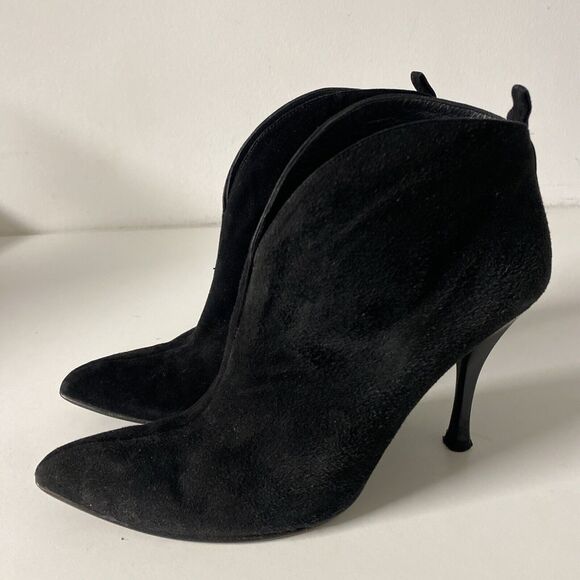 Stuart Weitzman Suede Bootie Ankle Boot Black Pointed Toe Split Front He… - Picture 7 of 9
